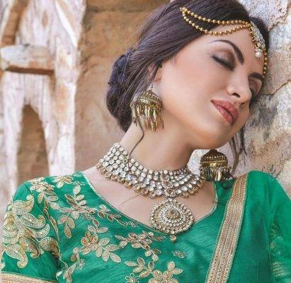 contrast jewellery with lehenga